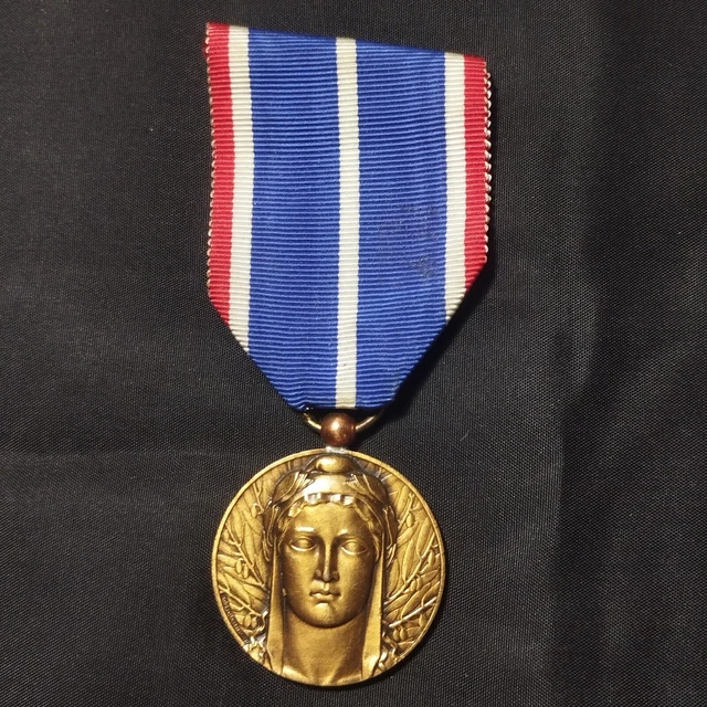 Pin's / Insigne Militaire Doré - Gouvernement Militaire Rhénanie, Ruhr, Tyrol