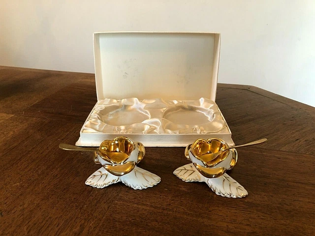 Quatre salerons, figurines de cygnes en verre ancien moulé et
