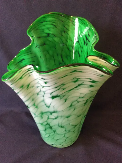 Vase verre doublé teinté vert et blanc col chantourné hauteur 26,5cm anonyme 2