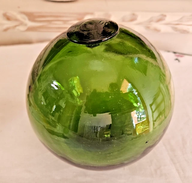 Ancienne boule flotteur pêche avec filet en corde en verre vert