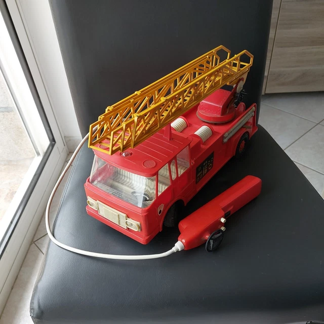 JOUET DE COLLECTION en tôle Camion de pompiers Joustra en bon état