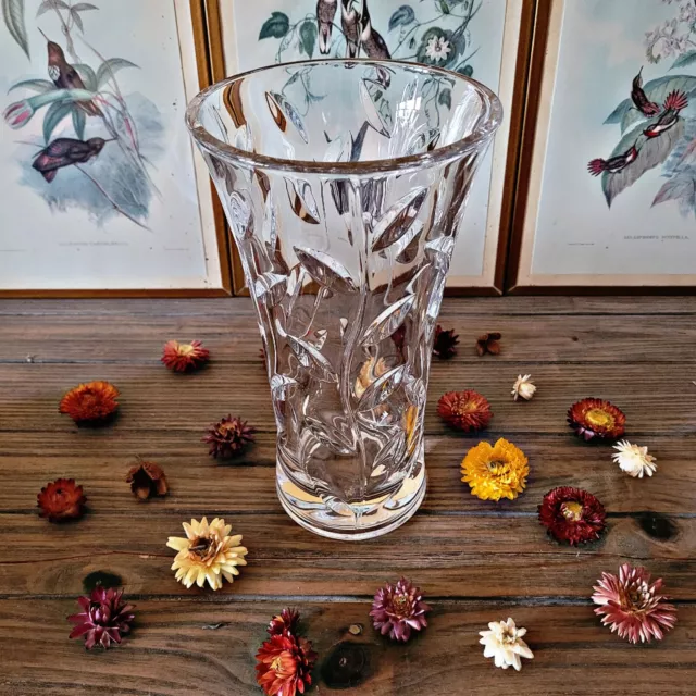 Vase cristal moulé vintage évasé décor en relief de tiges et feuilles