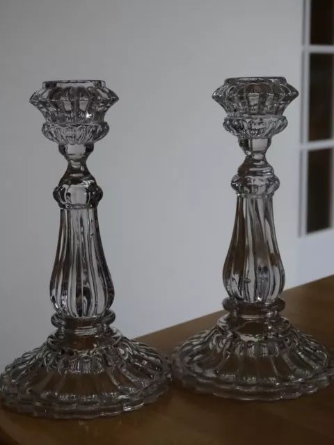1 Ancienne Paire De Bougeoirs En Cristal Moule Dans Le Gout De Baccarat