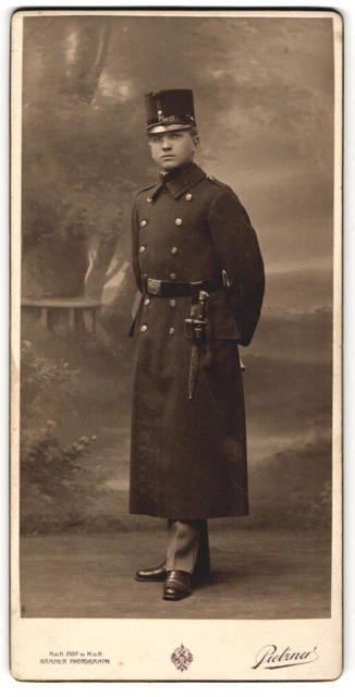 Fotografie Pietzner, Wien, junger K.u.K. Soldat in Uniformmantel mit Tschako un
