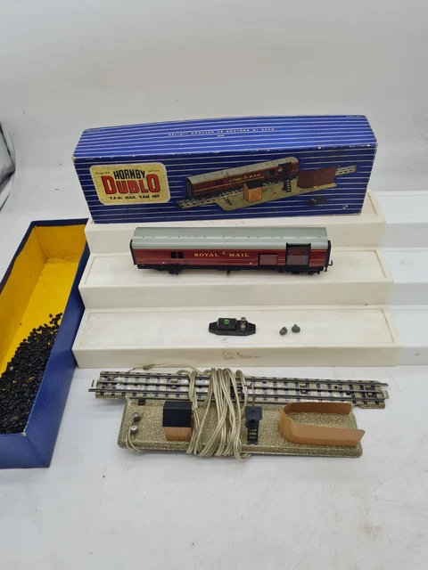 A collection of Hornby Dublo two and three rail rolling stock