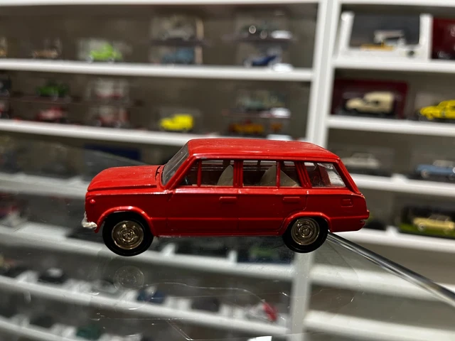 Ancien Jouet Mécanique Russe En Tôle : Garage Avec Voiture, état Correct
