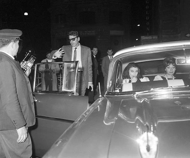 BURT LANCASTER TRYING to throw out the paparazzi on Via bef Old