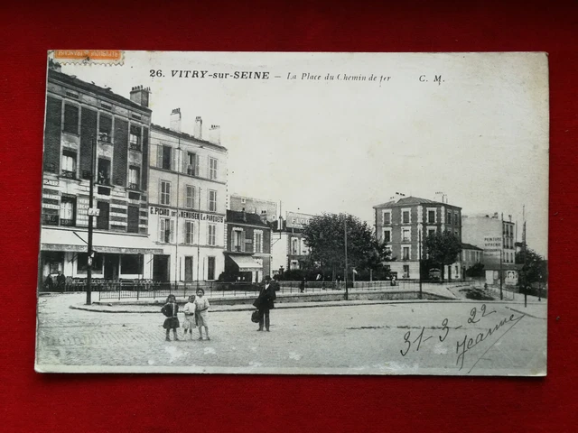 CPA 94 VITRY sur SEINE - La Place du Chemin de Fer