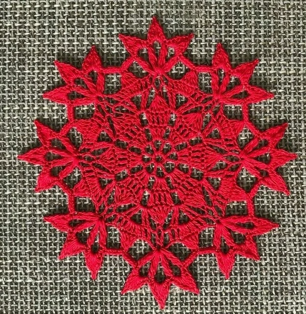 kleines Häkeldeckchen in rot 16,5 cm Handarbeit