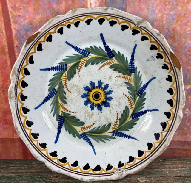 Assiette en faience de Auxerre Nevers décor guirlande de fleurs bleues 19eme