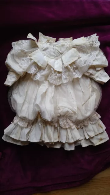 Besonders schönes, antikes Puppenkleid, um 1900 für die größere Puppe