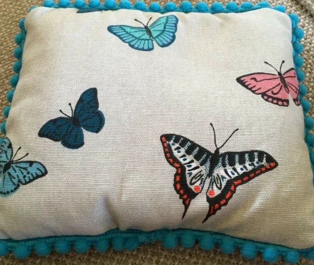 Almohadilla de fieltro con aguja de tela de mariposa Sophie Allport hecha a mano