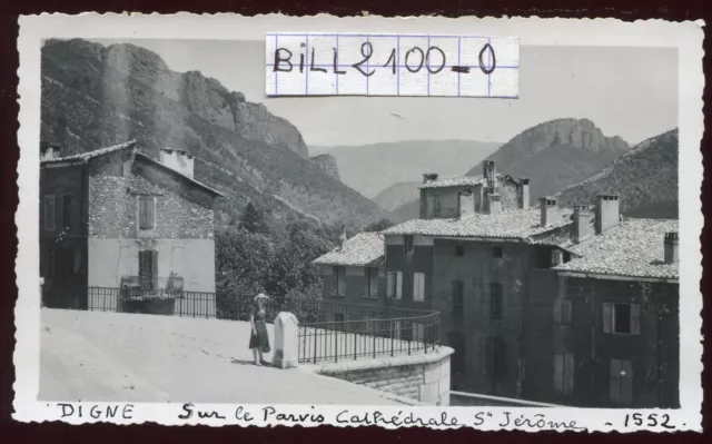 Digne . sur le Parvis de la Cathédrale  . photo ancienne . Septembre1946