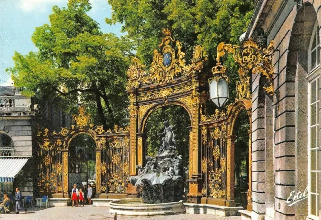 NANCY - Place Stanislas - Grilles de Jean Latour - Fontaine d'Amphitrite