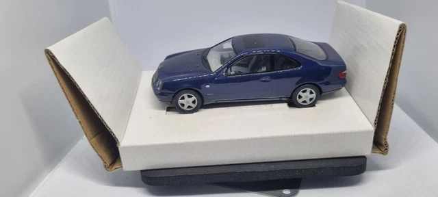 Herpa / Whitebox 1/43 Mercedes-Benz E220 W210 Notarzt - 1995 - Cream/Rouge
