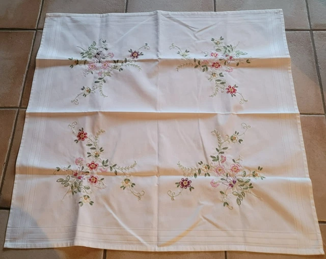 Nappe Brodée Main Avec broderie sur lin fin et Dentelles – Passion de blanc