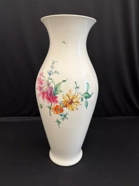 Schöne  große KPM Berlin Porzellan Vase weiß mit Blüten Bemalung