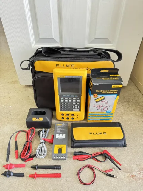 Fluke 743B Documenting Process Calibrator Meter W / NEW TLK287 LEADS & CHARGER