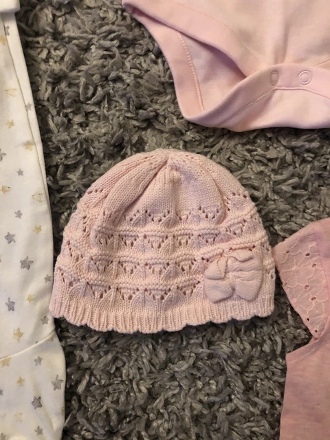 Pacchetto cappello gilet pigiama bambina George & Next età 0-3 mesi 5