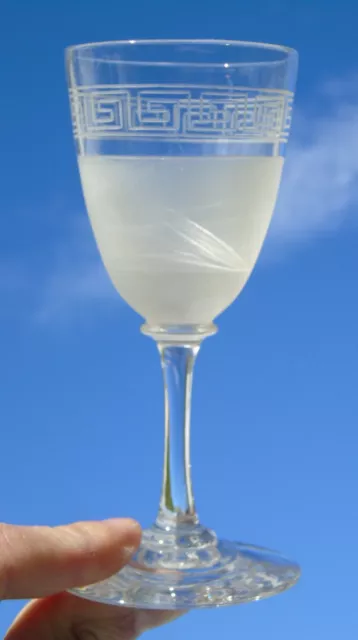 Baccarat - Verre à apéritif en cristal gravé et dégagé à l'acide. XIXe s