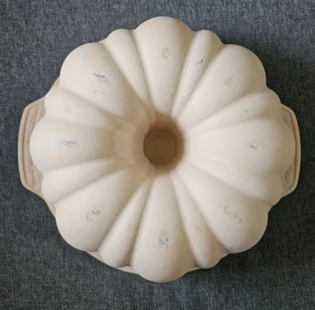 The Pampered Chef Family Heritage Stoneware 10" Bundt Baking Fluted Cake Pan