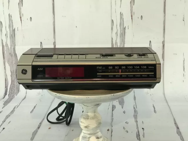 Vintage GE AM FM Clock Radio 7-4634B Wood Grain Alarm Digital Red Display Works