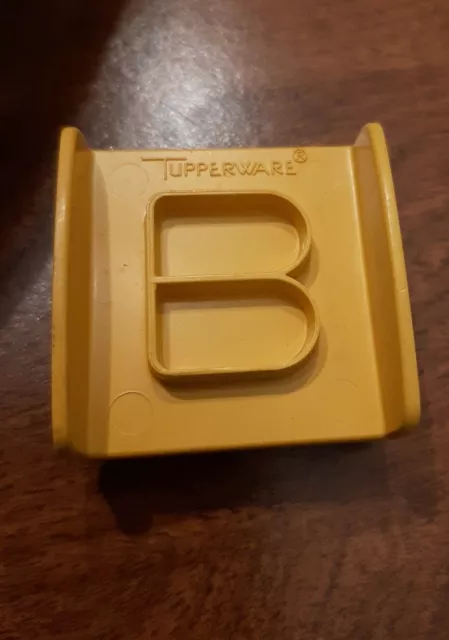 https://www.picclickimg.com/TA4AAOSwrUNh40Ly/Tupperware-Yellow-Butter-Stamp-Measure-1690-2.webp