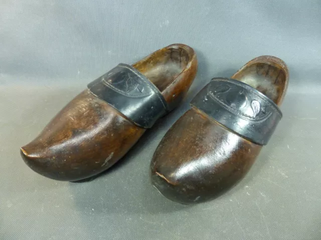 Ancienne paire de sabot en bois et cuir Morvan vintage déco chalet montagne