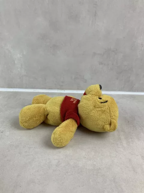 Jolie peluche, doudou Disney Winnie l'ourson jaune et rouge 3