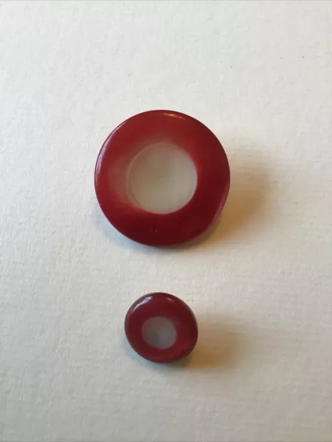 Deux Boutons Anciens Rouges Et Blancs En Véritable Nacre 27 Et 13 mm