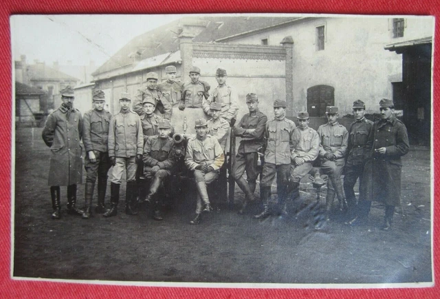 Foto-Postkarte kuk Militaria WW1 Offiziere Soldaten Kaserne Geschütz um 1916
