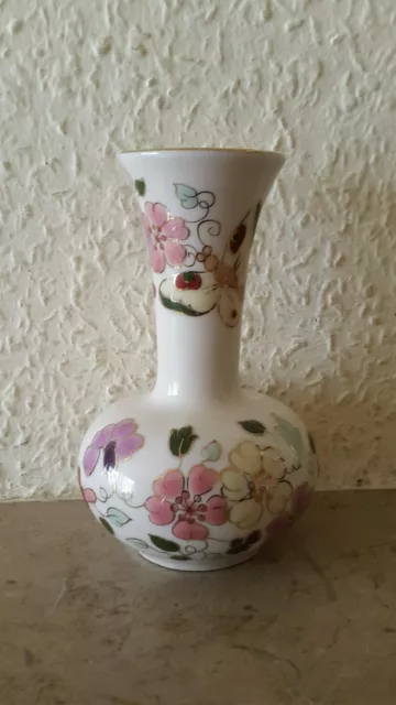 ZSOLNAY HUNGARY. PECS KLEINE VASE.HANDBEMALT.11.5 CM HOCH.creme farbig