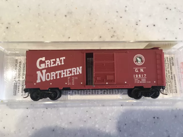 Micro trains 40' Box car Great Northern with opening sliding doors N scale