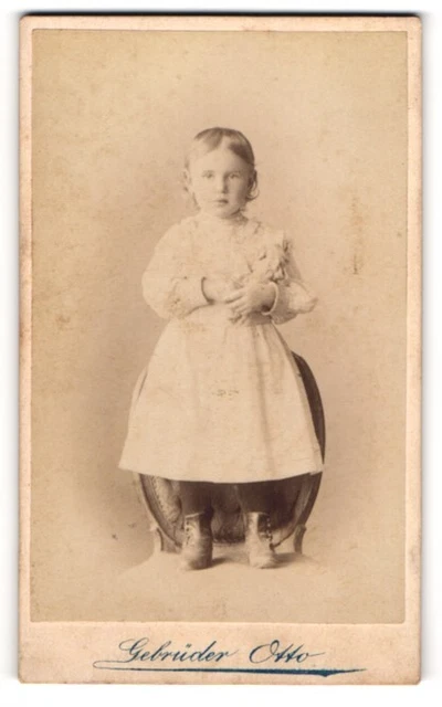 Fotografie Gebrüder Otto, Oranienburg, junges Mädchen Grete Syring im hellen Kl