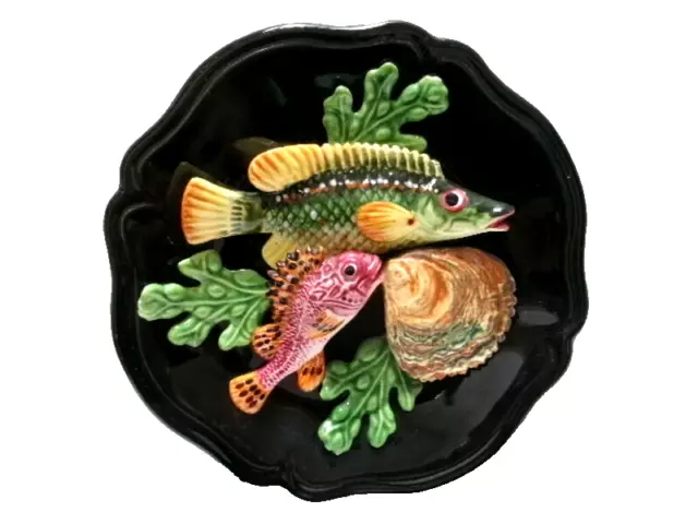 Assiette en céramique de Vallauris à décor de poissons