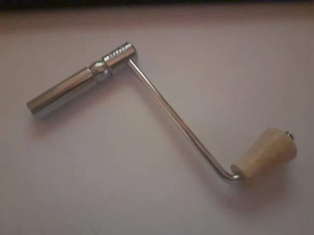 CLE, CLEF,CLÉ MANIVELLE horloge pendule comtoise N° 14 carré de 5,50 mm