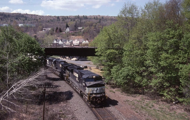 Norfolk Southern 9105 Action Original Kodachrome Slide Under Chestnut Ridge