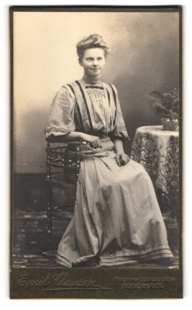 Fotografie Emil Klausen, Kopenhagen, Elegante junge Dame im Sonntagskleid mit K