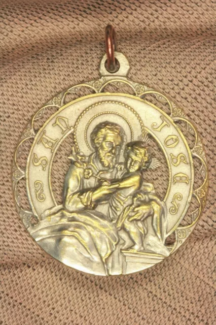 Médaille Saint Joseph et l'enfant. Élèves de l'école RRS. Médaille de Saint...