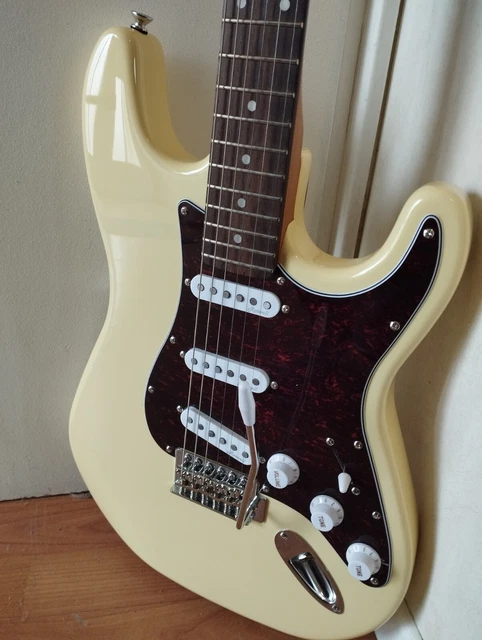 Guitare type strat Harley Benton ST62 \PAS DE VENTE EN JUIN\