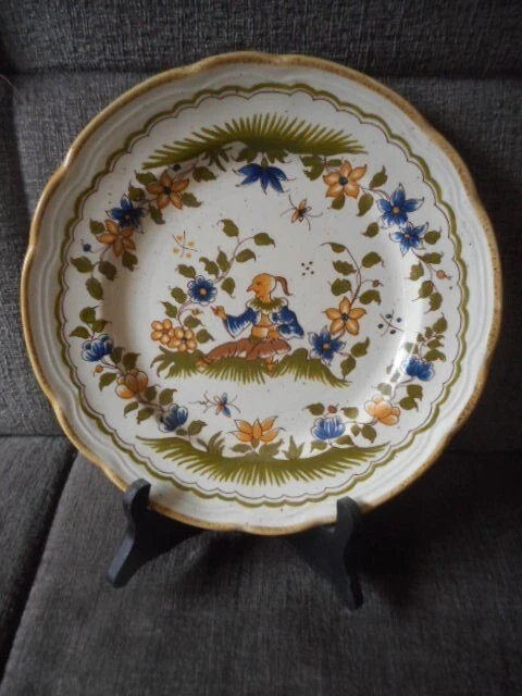 Assiette XVIIIe Faïence de Moustiers Décor Fleurs papillons personnage // TBE