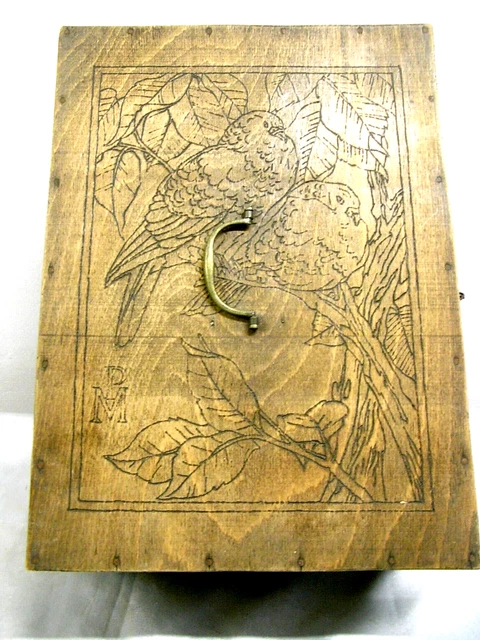 TABLEAU EN BOIS pyrogravé signé TM scène enfant hollandais fumant