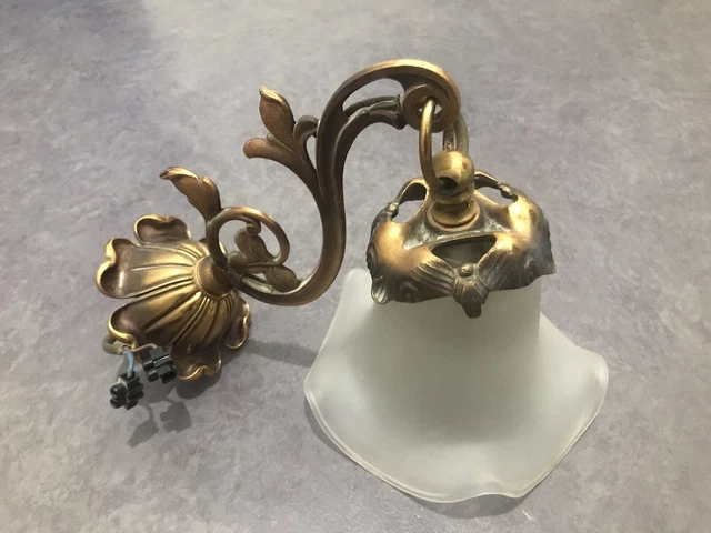 Ancienne Applique Ou Suspension En Bronze Ou Laiton Tulipe en verre Vintage