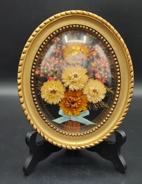 Cadre vintage ovale bombé bouquet de fleurs séchées et tissus