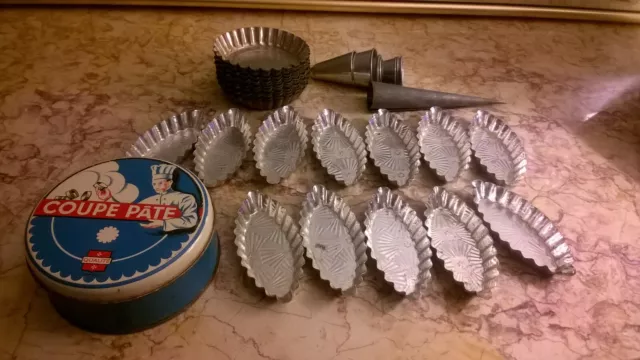 Lot d'anciens moules à gâteaux, emporte pièce de cuisine vintage