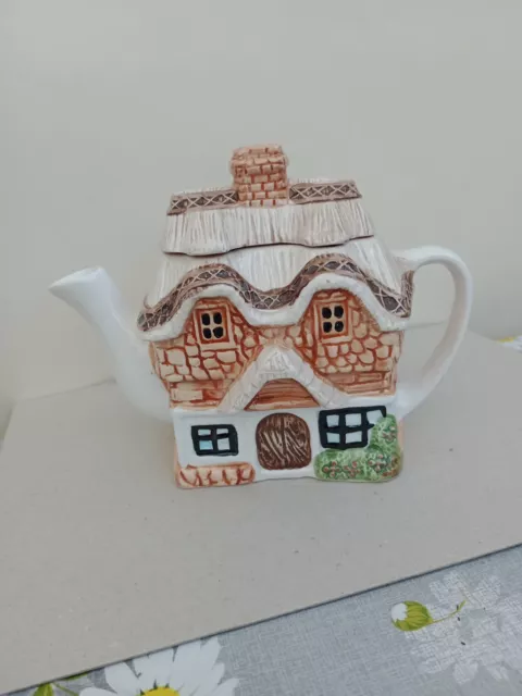 Vintage Novelty Thatched Country Cottage Small Teapot. Good Condition