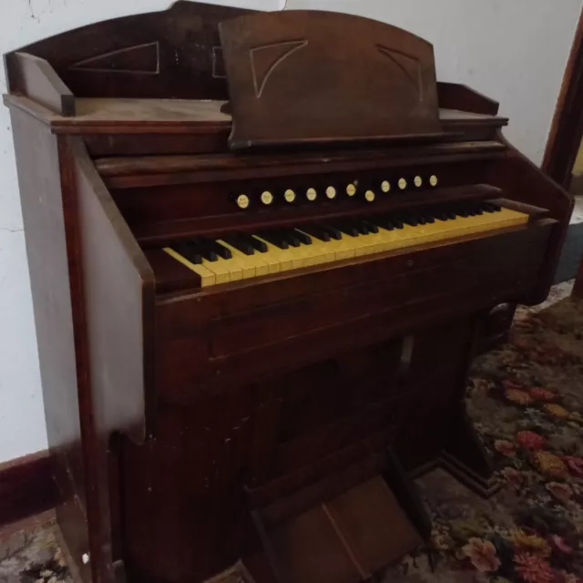 Estey Pump Organ in good condition
