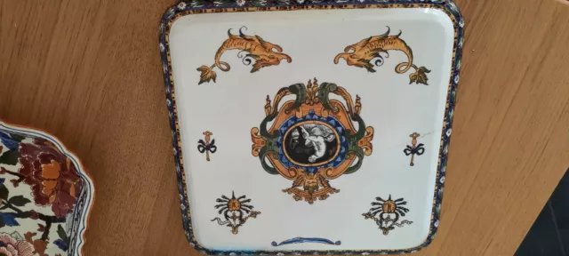 Ancien dessous de plat en faïence de Gien, décor Renaissance italienne