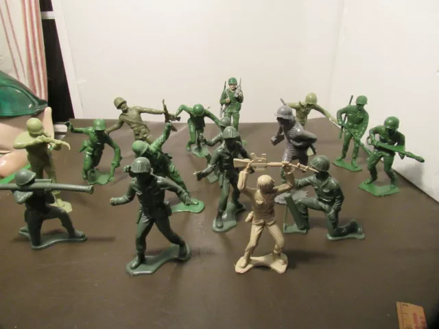 Vintage Army Men Louis Marx Large Toy Soldiers Lot of 16  5”