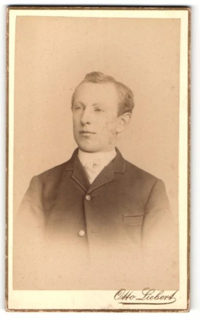 Fotografie Otto Liebert, Holzminden, Portrait junger blonder Mann mit charmante